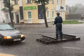 Видеофакт. Скульптура железнодорожника плывет по улице в Барановичах
