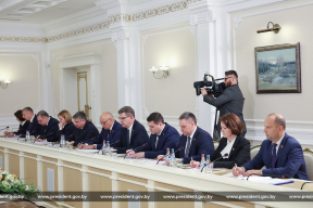 Лукашенко: «Мы не Объединенные Арабские Эмираты, где оглоблю сунул в землю — нефть пошла»